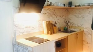 雪櫃、微波爐、電熱水壺、廚房用具/餐具/器皿
