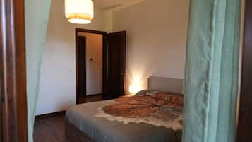 2 camere, una scrivania, ferro/asse da stiro, culla da viaggio
