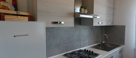 Een microgolfoven, een vaatwasser