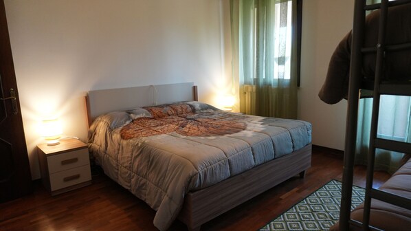 2 habitaciones, escritorio y tabla de planchar con plancha 