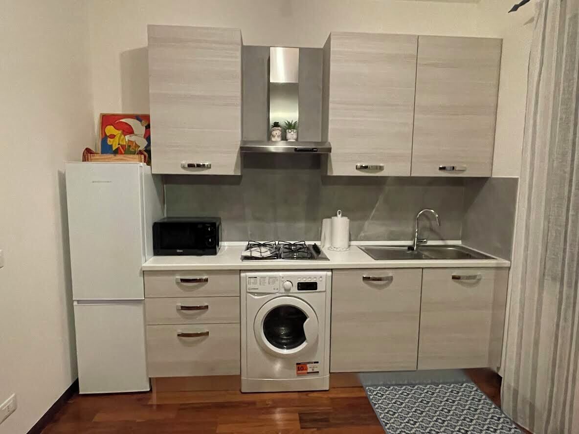 Réfrigérateur, micro-ondes, plaque de cuisson, lave-vaisselle