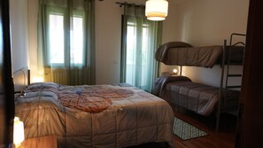 2 habitaciones, escritorio y tabla de planchar con plancha 