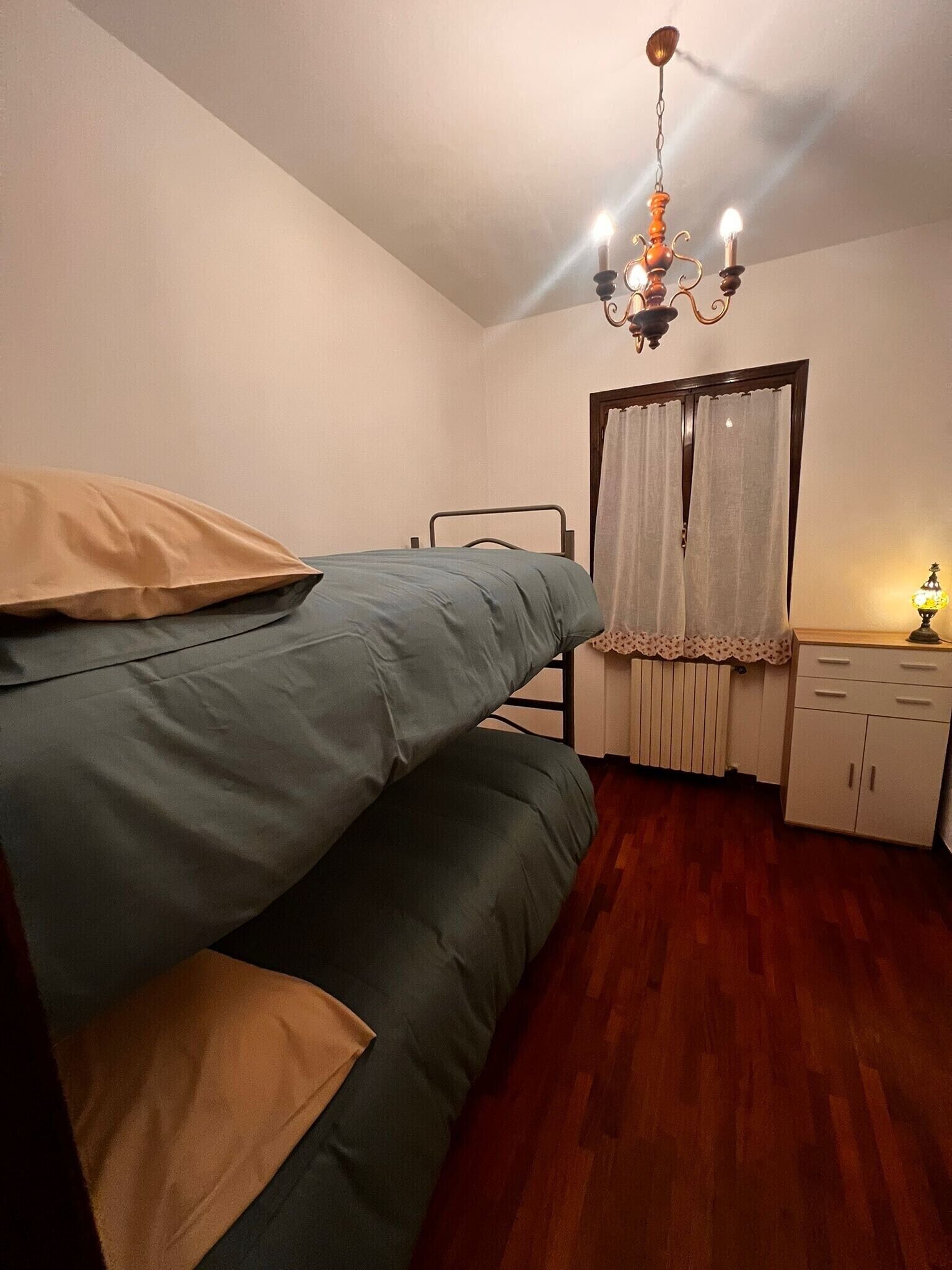 2 camere, una scrivania, ferro/asse da stiro, culla da viaggio