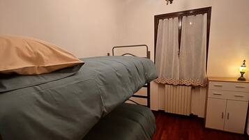 2 camere, una scrivania, ferro/asse da stiro, culla da viaggio