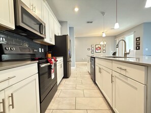 冷蔵庫、電子レンジ、オーブン、コンロ