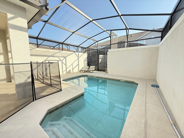 Una piscina techada, una piscina al aire libre