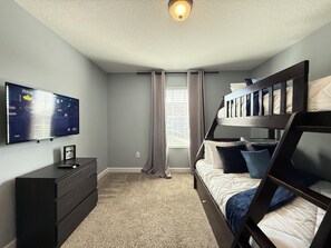4 habitaciones, escritorio y tabla de planchar con plancha