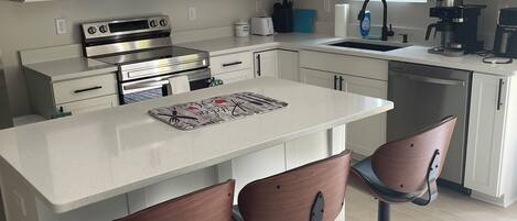 Een koelkast, een microgolfoven, een oven, een kookplaat