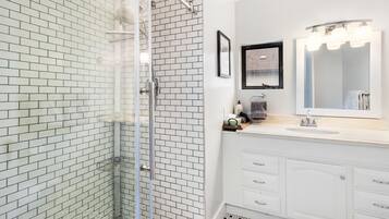 Secador de pelo, toallas