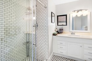 Hårtork och handdukar