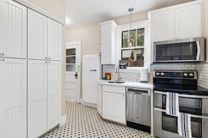 Fridge, microwave, oven, stovetop - Spacious Downtown Oasis (Glenwood Springs)