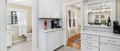 Kylskåp, mikrovågsugn, ugn och spishäll