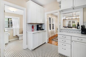 Fridge, microwave, oven, stovetop - Spacious Downtown Oasis (Glenwood Springs)