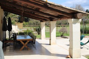 Outdoor dining - CHAMBRES D'HOTES D'EXCEPTION in a MAS PROVENCAL with gourmet breakfast (Châteaurenard)