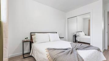 Een bureau, een strijkplank/strijkijzer, gratis wifi, beddengoed