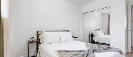 Escritorio, tabla de planchar con plancha, wifi gratis y ropa de cama