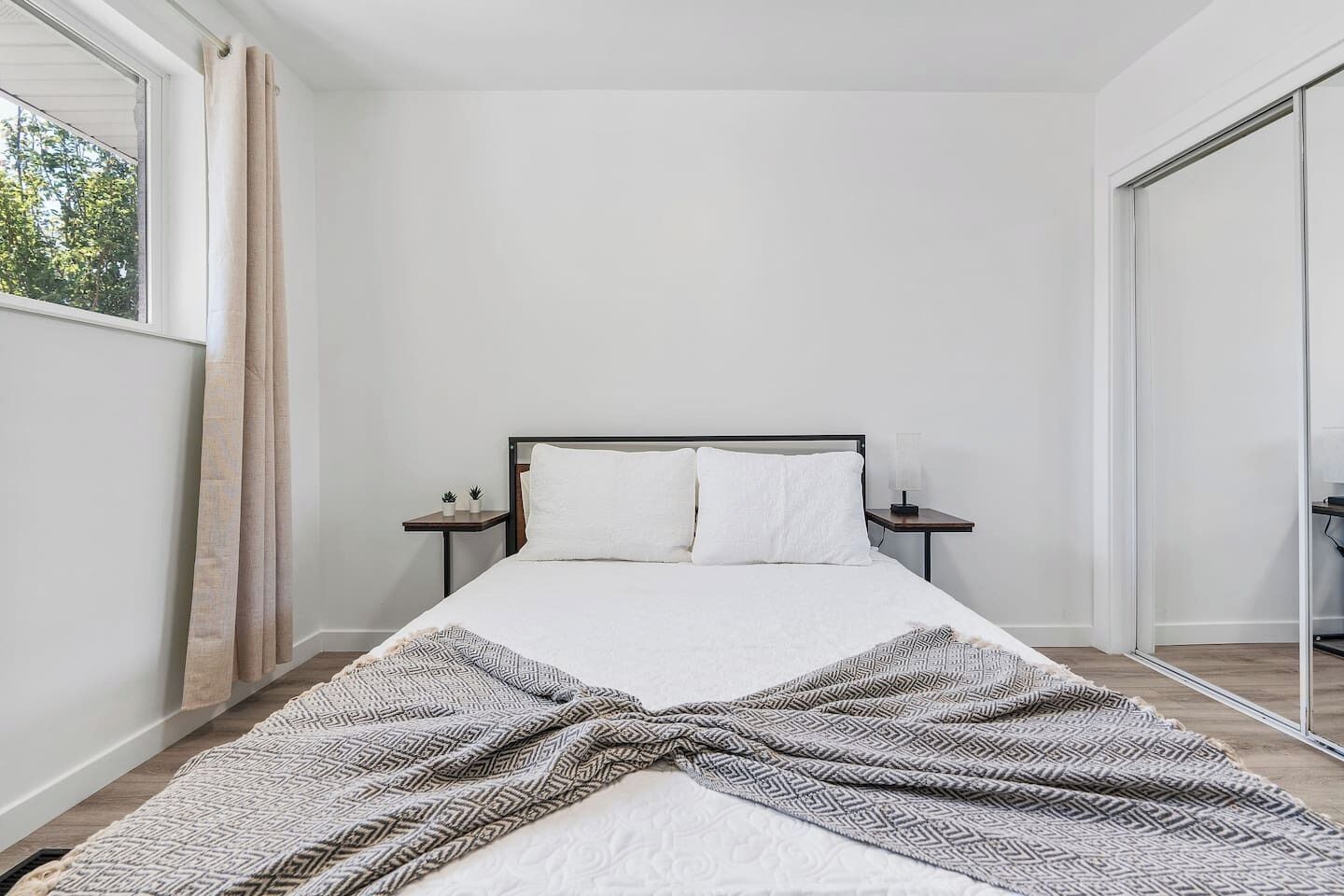 Een bureau, een strijkplank/strijkijzer, gratis wifi, beddengoed