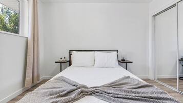 Een bureau, een strijkplank/strijkijzer, gratis wifi, beddengoed