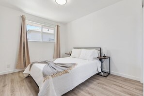 Escritorio, tabla de planchar con plancha, wifi gratis y ropa de cama