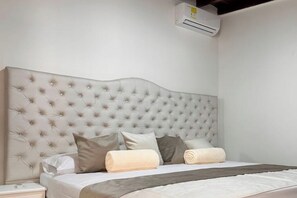9 bedrooms, iron/ironing board, WiFi, bed sheets - Exclusive accommodation for groups (Medellín)