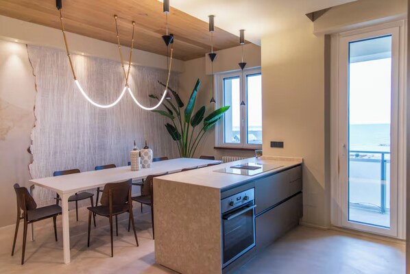 Fridge, oven, stovetop, dishwasher