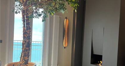 Super Beachfront Penthouse for Families with Breakfast, 2 Parking Spaces, Private Beach