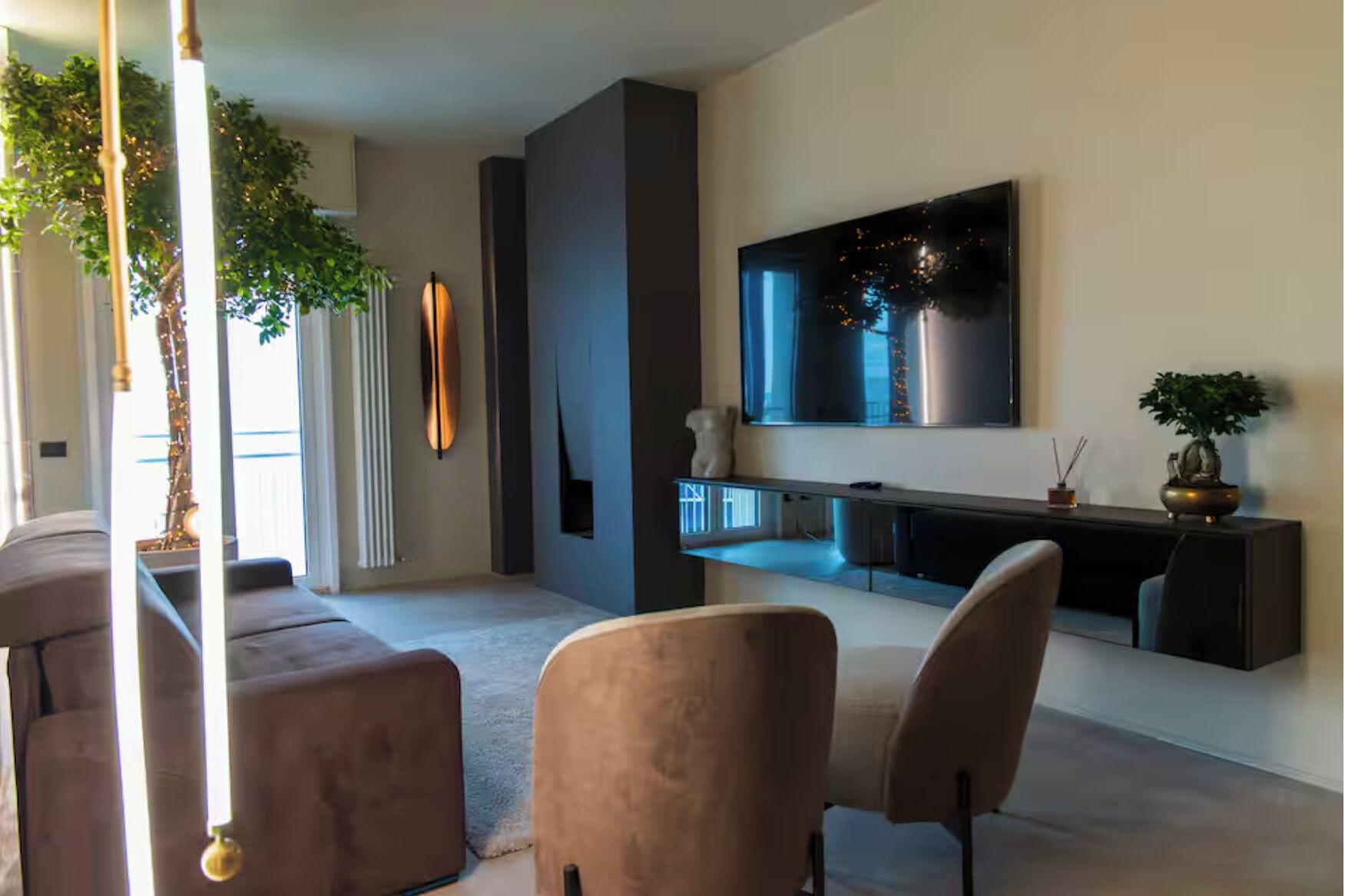 Smart TV, fireplace