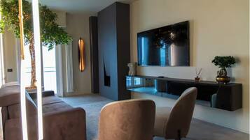 Smart TV, fireplace