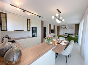 Geladeira, micro-ondas, fogão, cooktop