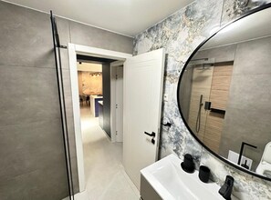 Dusche, Haartrockner, Handtücher