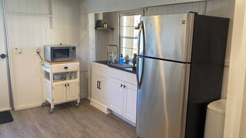 冰箱、微波炉、茶具/咖啡用具、电热水壶