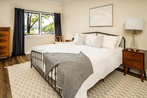 4 bedrooms, iron/ironing board, travel cot, free WiFi - Stunning 4BR Retreat  Deck  Ping Pong  Near Marina (Glenville)