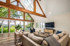 Smart TV, chimenea, reproductor de DVD y tenis de mesa