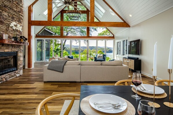 Smart TV, chimenea, reproductor de DVD y tenis de mesa
