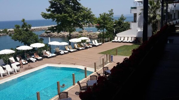 Dusche, Haartrockner, Hausschuhe, Handtücher