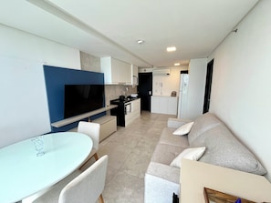 Smart TV - Oceanfront Oasis – 2 Suites + Full Kitchen & Living Room (Barra de Jangada Jaboatão dos Guararapes)
