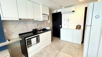 Geladeira, micro-ondas, fogão, cooktop