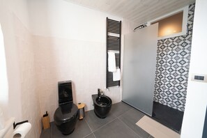 Douche, sèche-cheveux, bidet, serviettes fournies