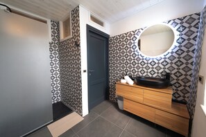 Shower, hair dryer, bidet, towels