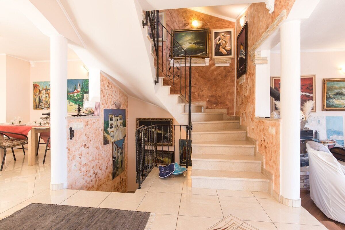 Apartment, 4 Schlafzimmer, Raucher, eigener Pool | Wohnzimmer | Bücher