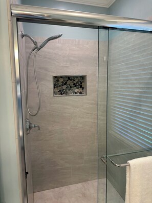 Douche, sèche-cheveux, serviettes fournies, savon