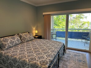 2 bedrooms, iron/ironing board, free WiFi, bed sheets - Updated Keowee Key Condo, Close to Clemson (Salem)