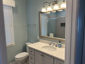 Suihku, hiustenkuivaaja, pyyhkeet, saippua