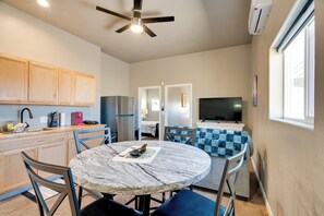 Dining - Walk to Wineries: Elgin Wine Country Retreat! (Elgin)