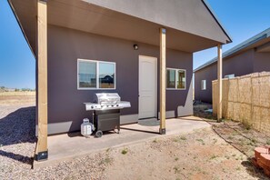Terrace/patio - Walk to Wineries: Elgin Wine Country Retreat! (Elgin)