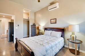 2 bedrooms, desk, iron/ironing board, travel cot - Walk to Wineries: Elgin Wine Country Retreat! (Elgin)