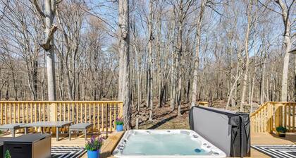 Lake & Beach Access: BBQ-Ready Poconos Retreat!