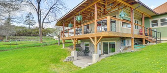 Mtn-View Eureka Apartment: Walk to Eateries!