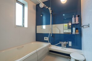 Secadora de cabello, toallas, jabón, papel de baño 