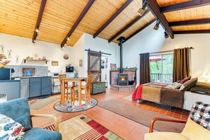 TV, fireplace - 'Hidden Valley Retreat' - Outdoorsy West Point Gem (West Point)